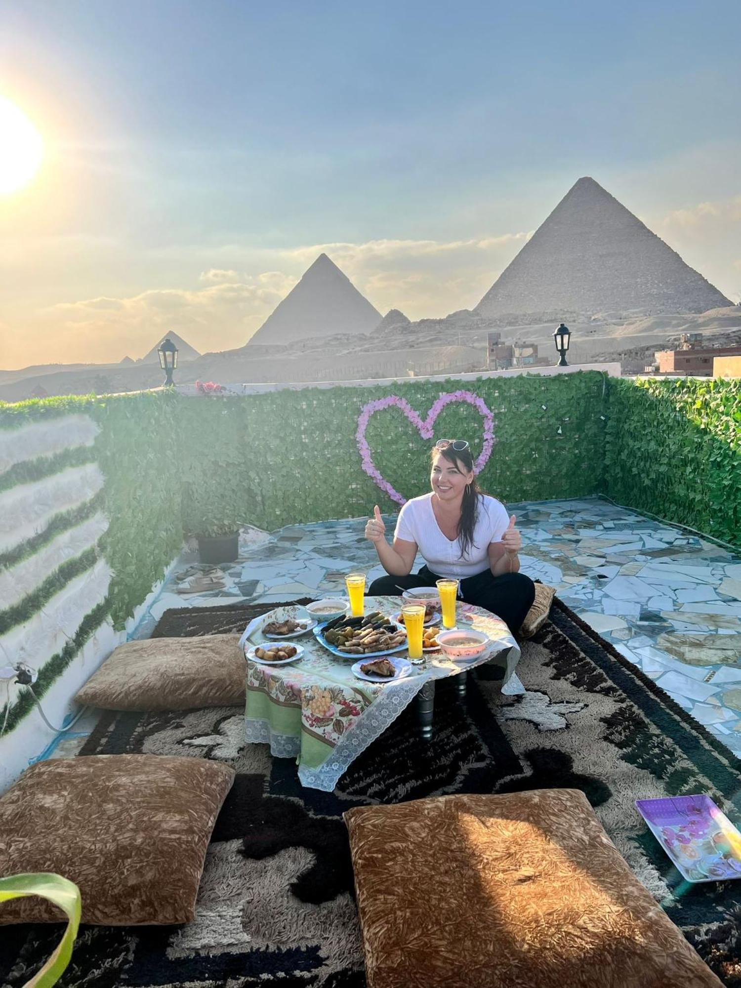 Pyramids Show Hotel Kafret el-Gabal Zewnętrze zdjęcie