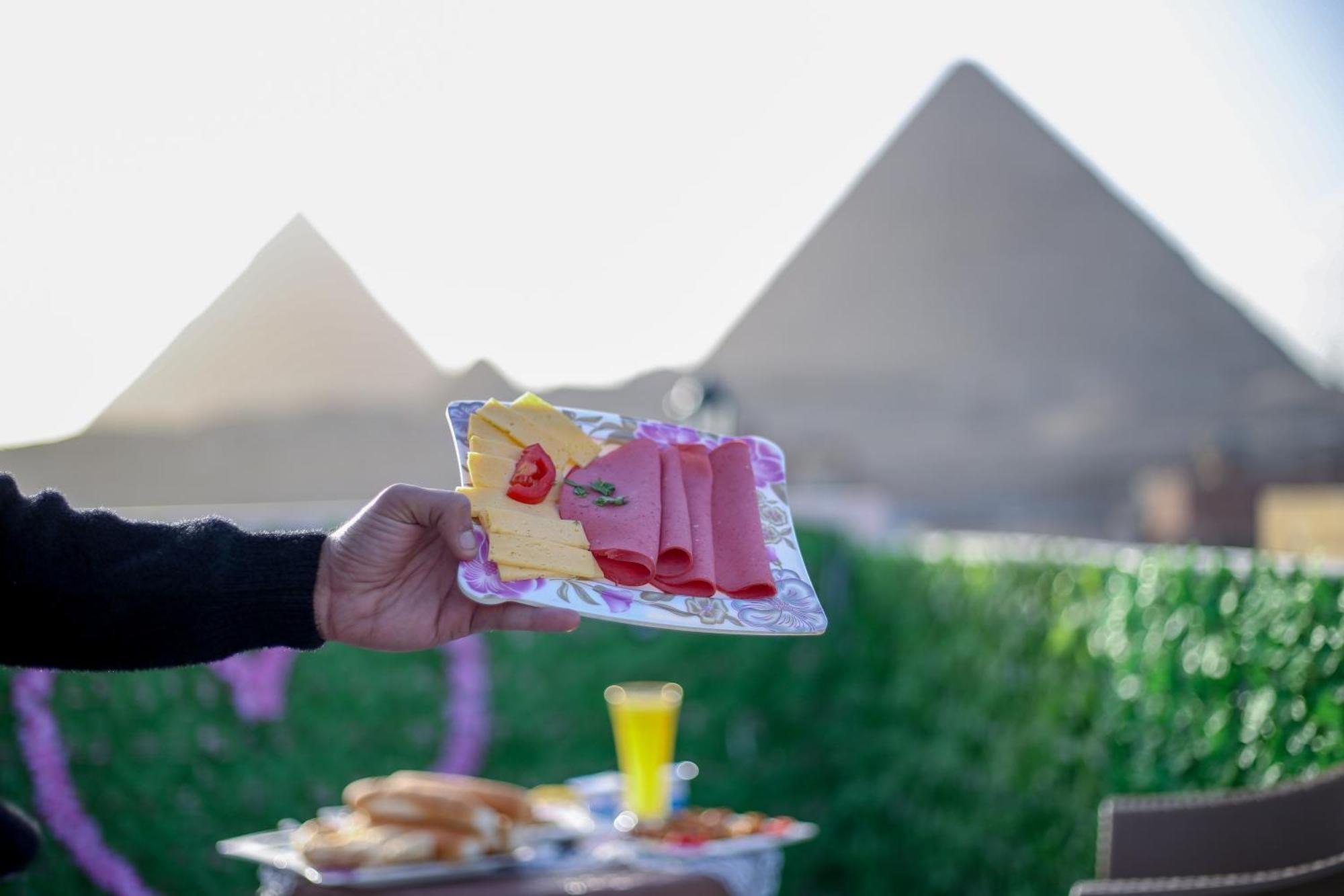 Pyramids Show Hotel Kafret el-Gabal Zewnętrze zdjęcie