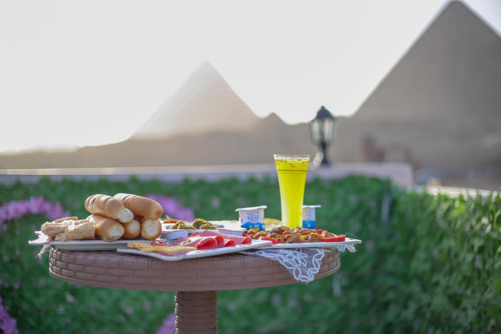 Pyramids Show Hotel Kafret el-Gabal Zewnętrze zdjęcie