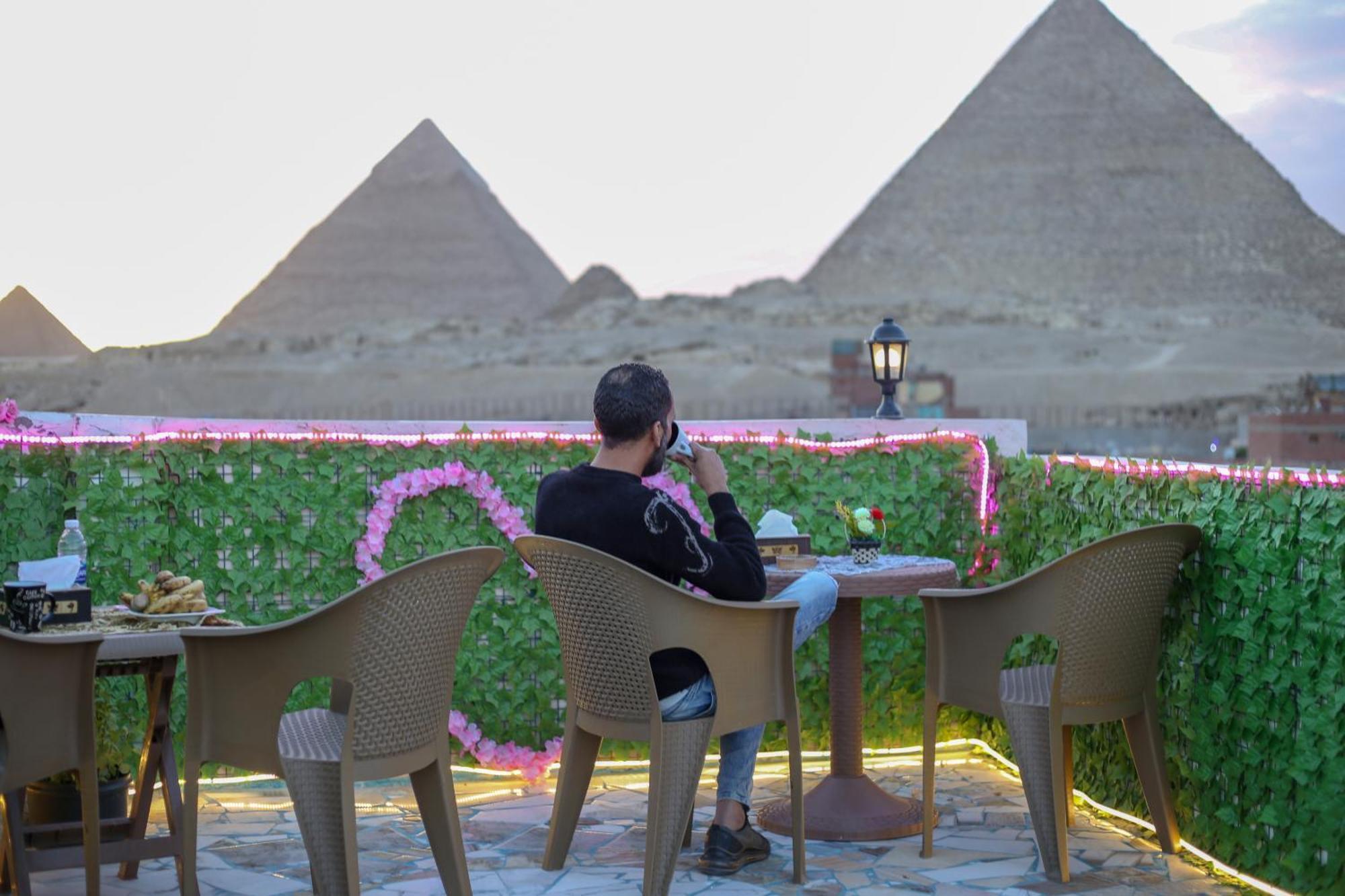 Pyramids Show Hotel Kafret el-Gabal Zewnętrze zdjęcie