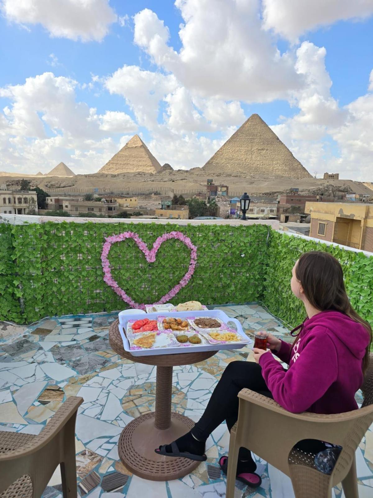 Pyramids Show Hotel Kafret el-Gabal Zewnętrze zdjęcie