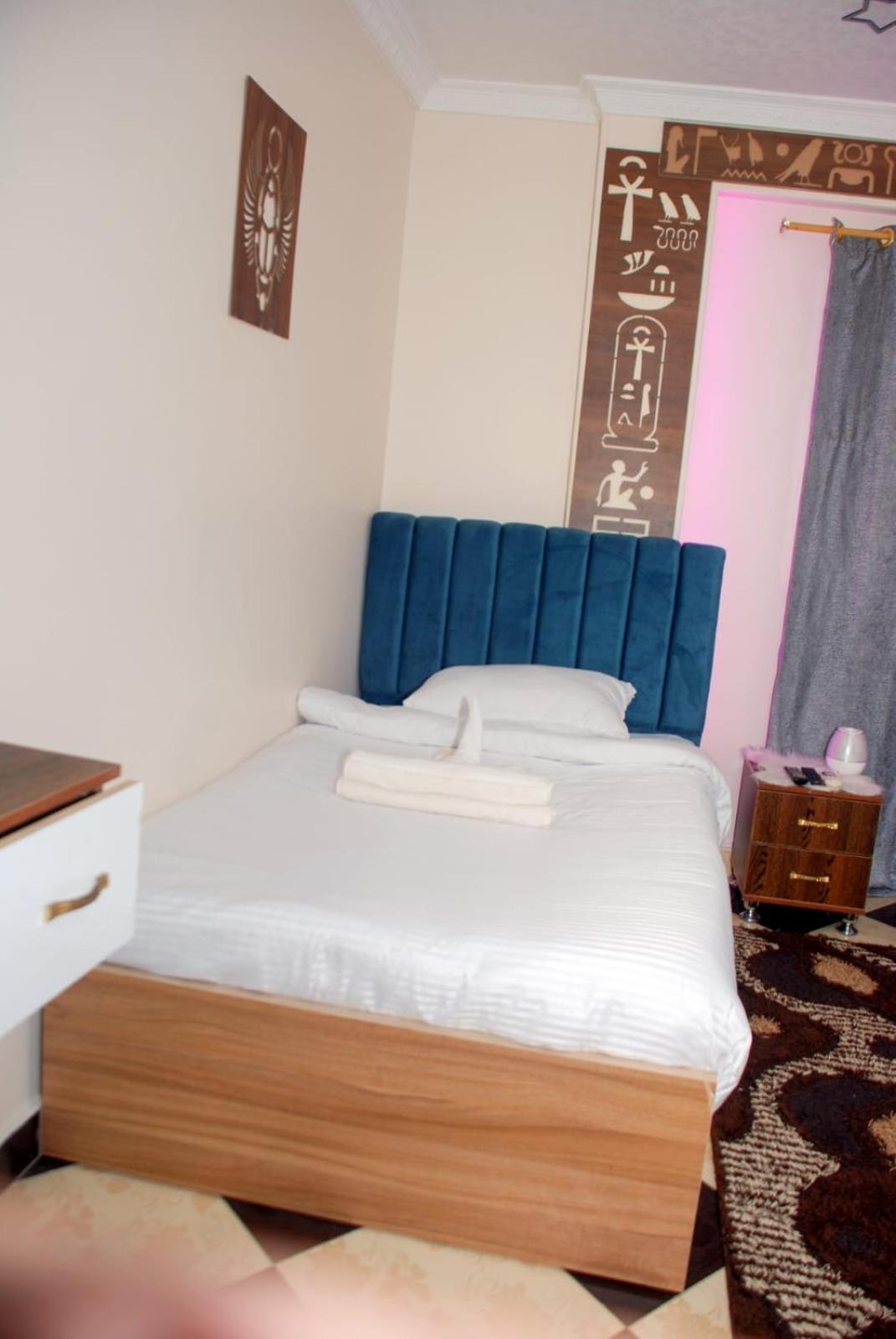 Pyramids Show Hotel Kafret el-Gabal Zewnętrze zdjęcie