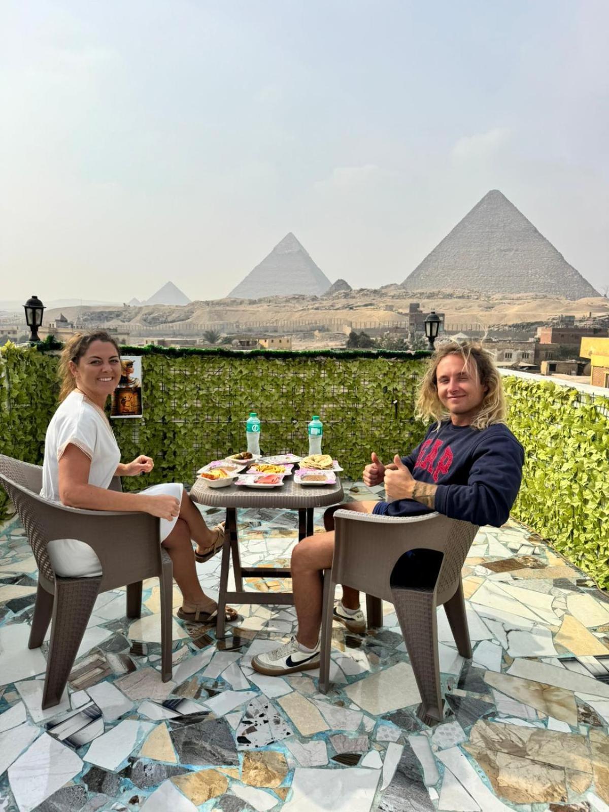 Pyramids Show Hotel Kafret el-Gabal Zewnętrze zdjęcie